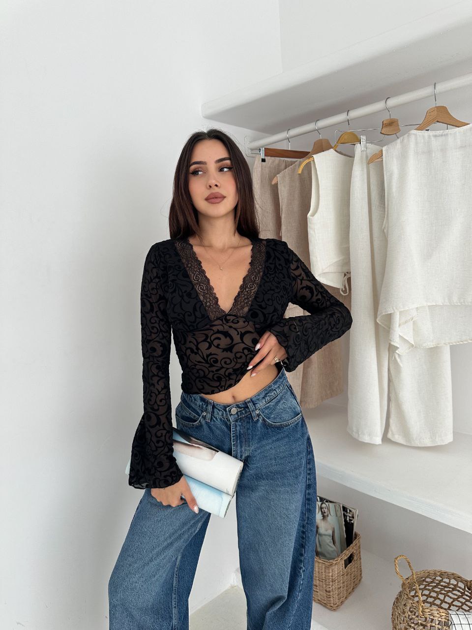 Siyah Dantel Detay Flok Baskılı Bluz