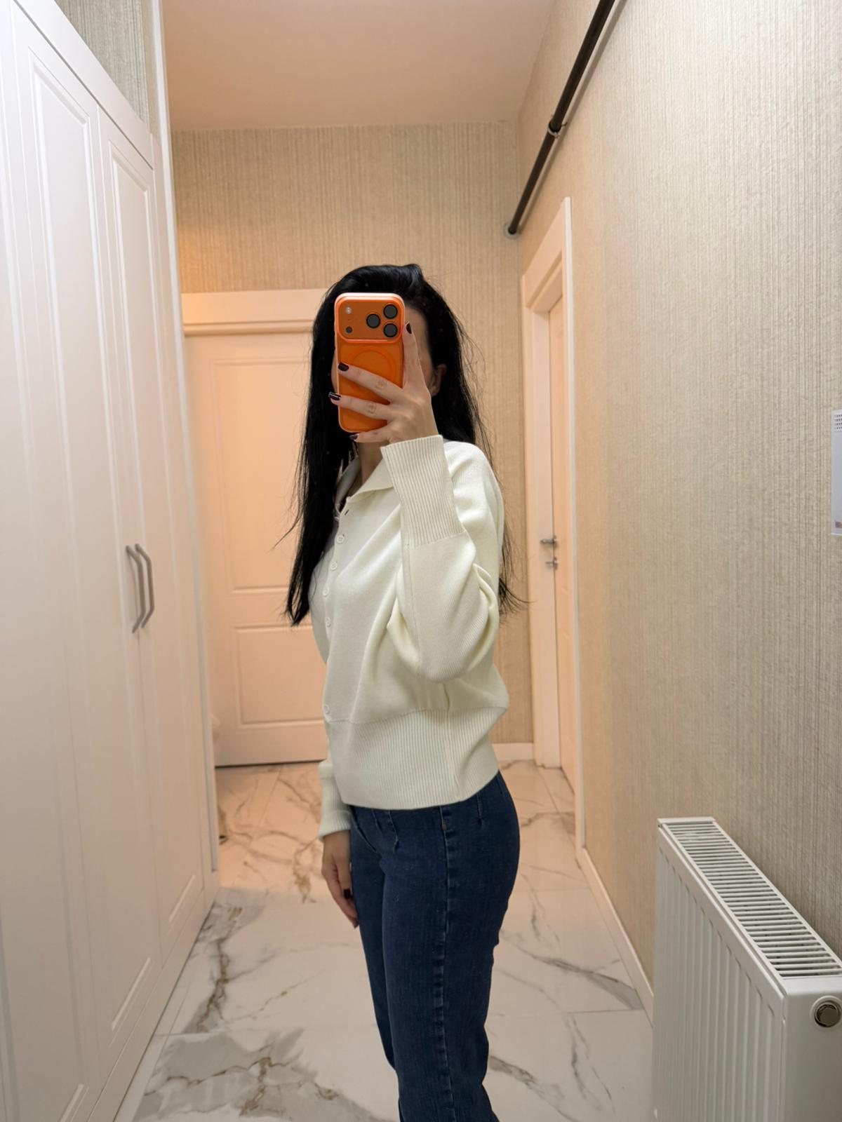 Beyaz Polo Yaka Düğmeli İnce Triko Kazak POM-2587