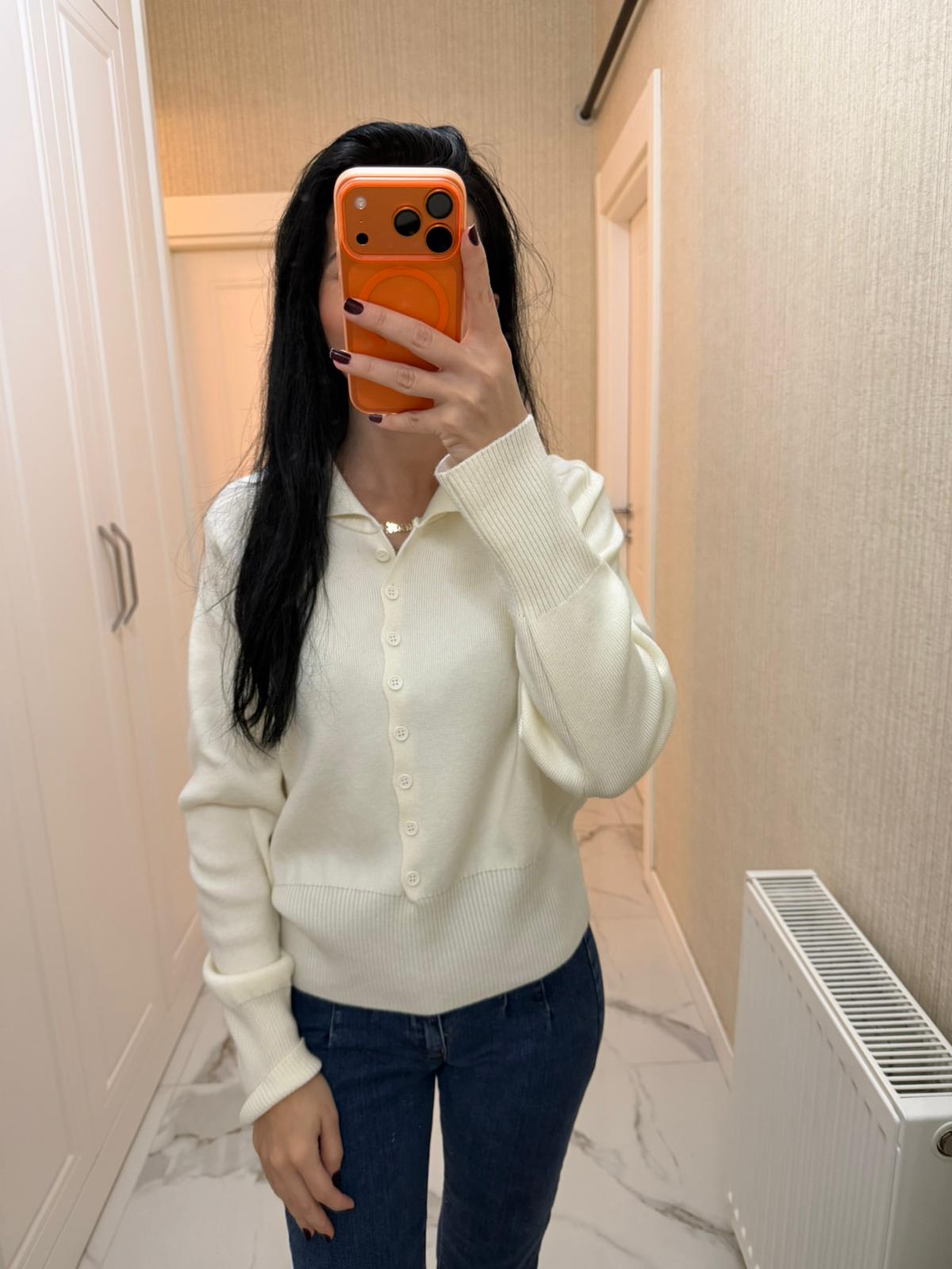 Beyaz Polo Yaka Düğmeli İnce Triko Kazak POM-2587