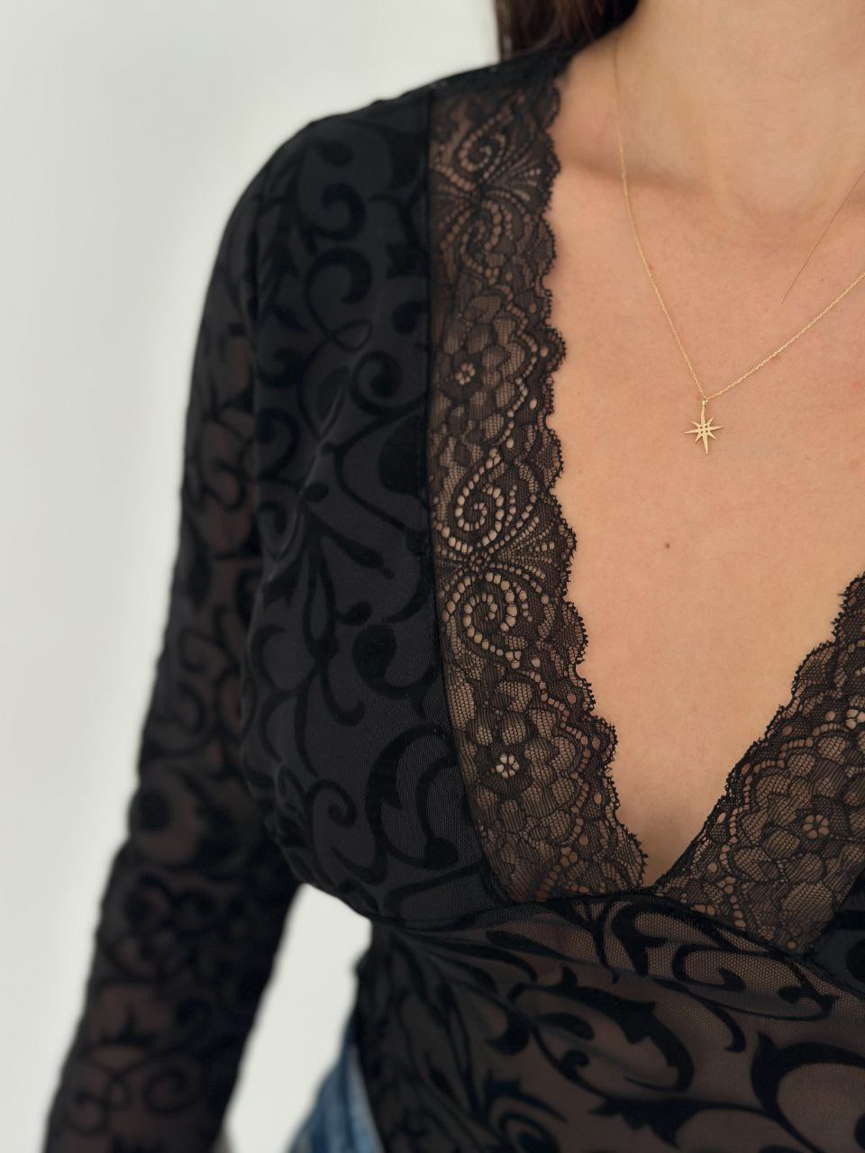 Siyah Dantel Detay Flok Baskılı Bluz