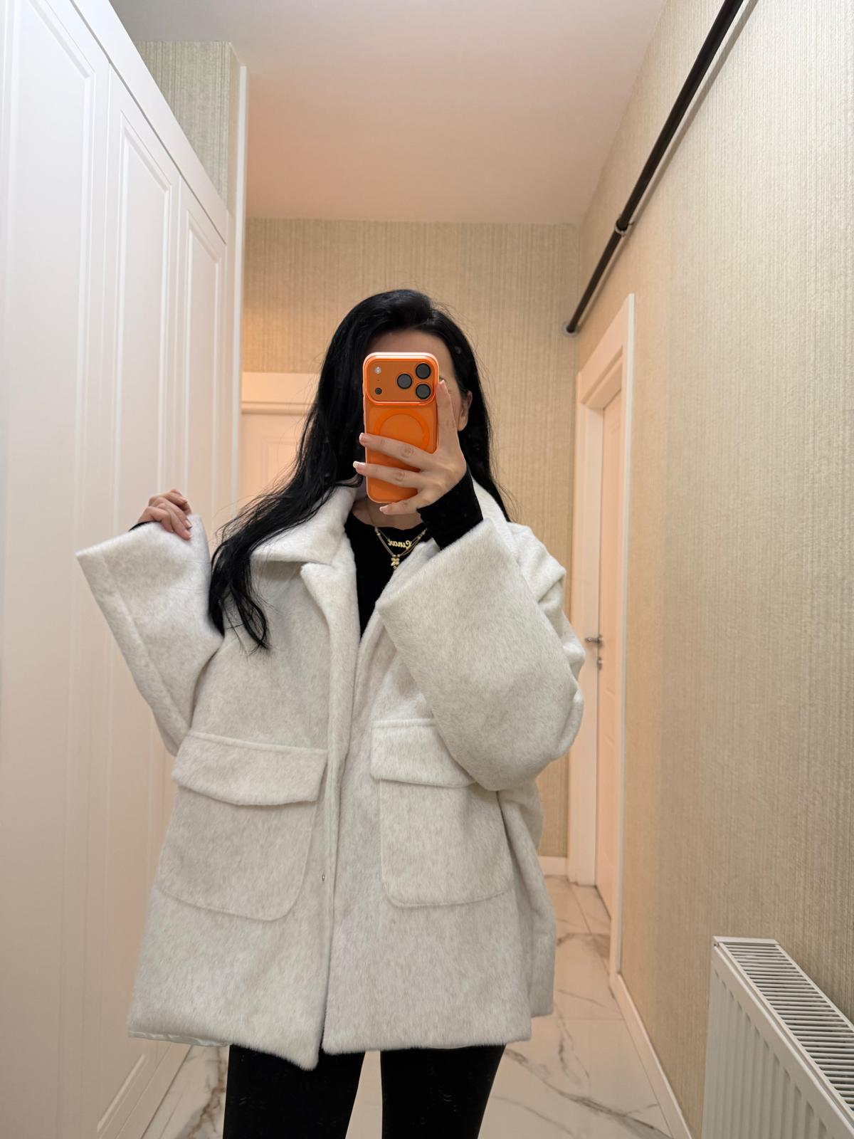 Beyaz Oversıze Tay Tüyü Ceket DK-580562